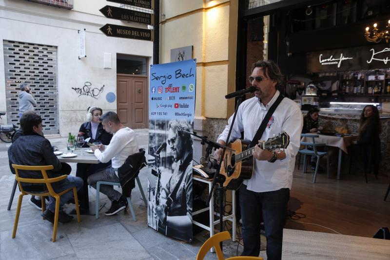 El cierre de bares y restaurantes reduce a partir de las seis la afluencia al Centro en el primer día con movilidad entre municipios