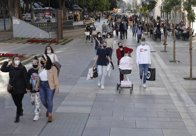 El cierre de bares y restaurantes reduce a partir de las seis la afluencia al Centro en el primer día con movilidad entre municipios