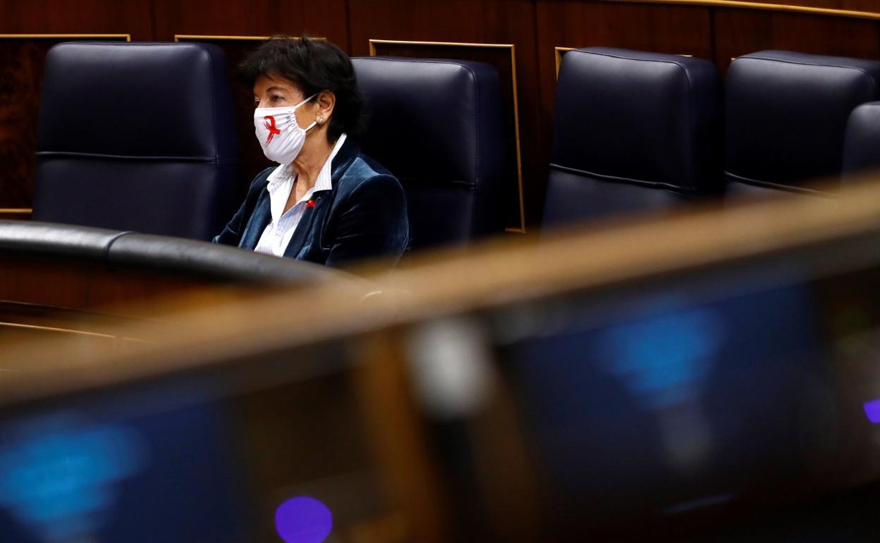 La ministra de Educación, Isabel Celaá, en el Congreso. 