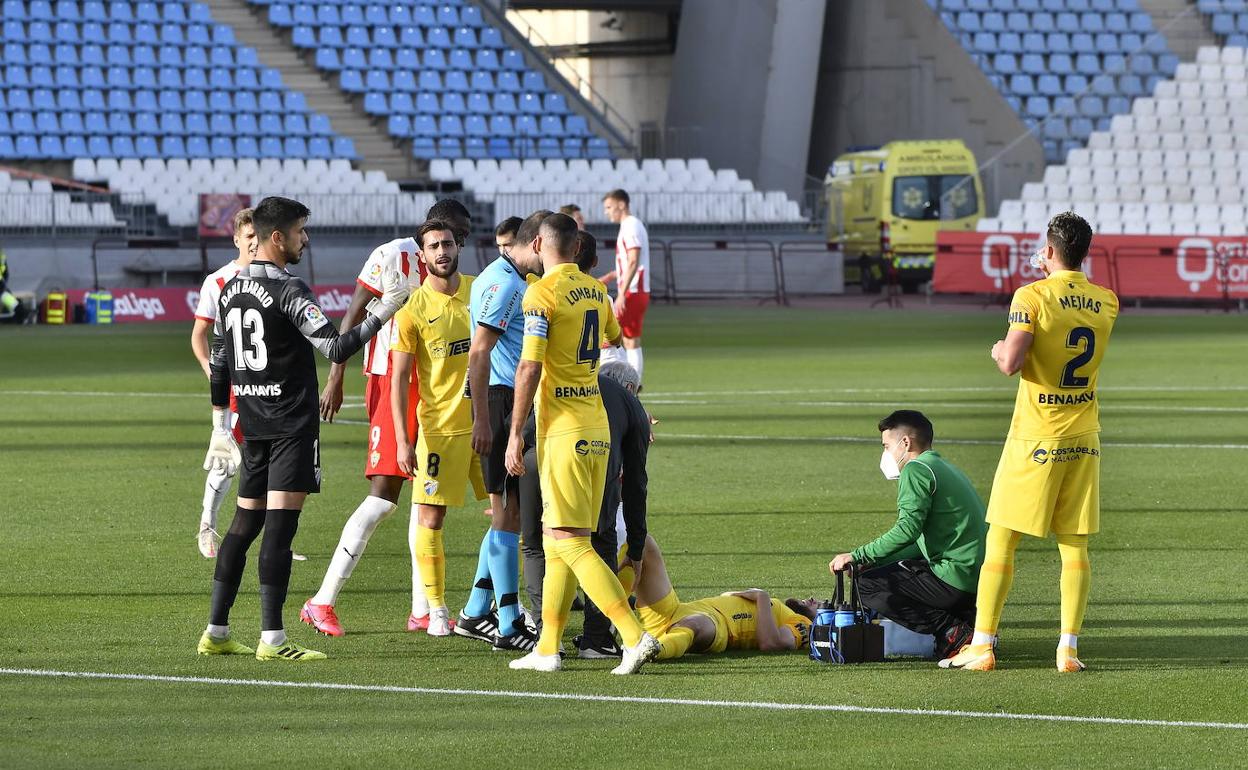 Momento en el que Calero es asistido por los servicios médicos del Málaga en el partido ante el Almería. 