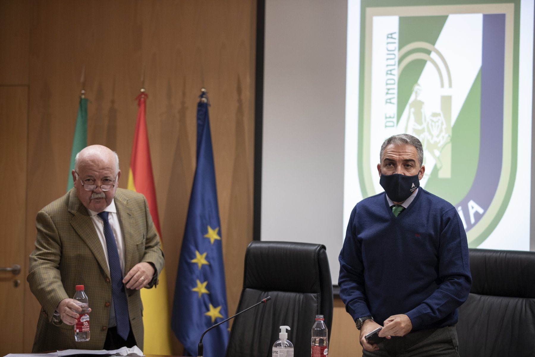 El consejero de la Presidencia, Administración Pública e Interior, Elías Bendodo (dcha.), junto al consejero de Salud y Familias, Jesús Aguirre (izda.). 