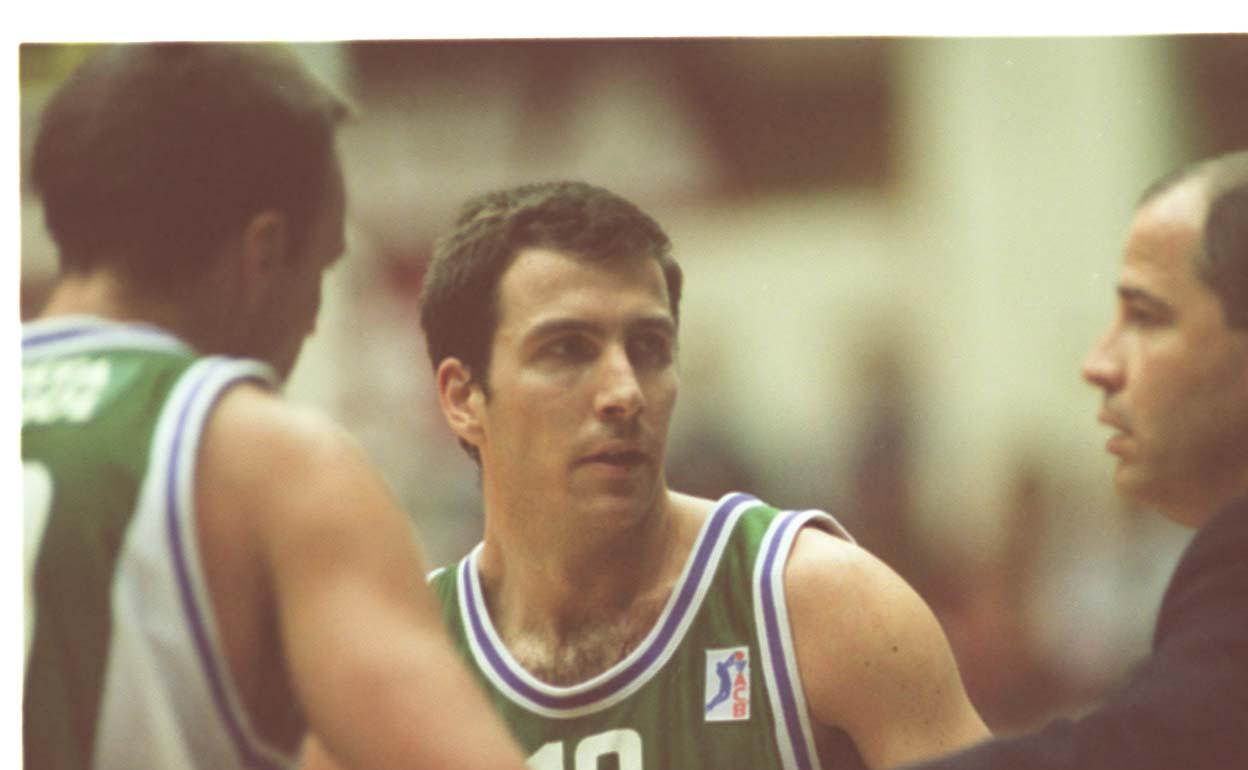 Nacho Rodríguez recibe instrucciones de Javier Imbroda en un partido del Unicaja en 1998. 