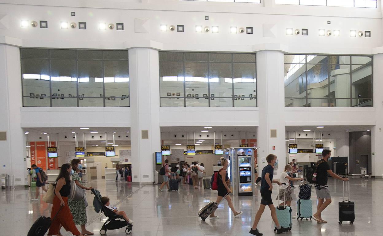 Viajeros en el Aeropuerto de Málaga. 