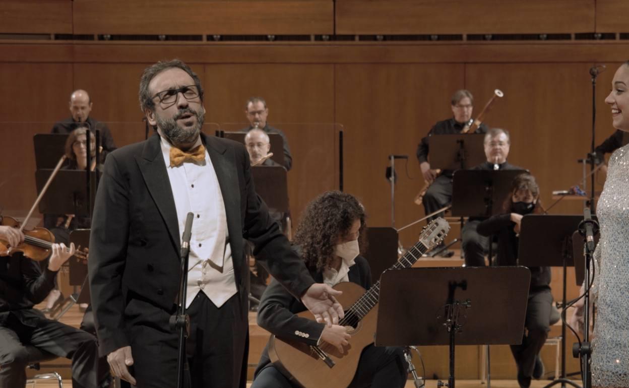 Zapata y Marina, durante la grabación de 'Los campanilleros' junto a la cantaora jerezana Marina. 