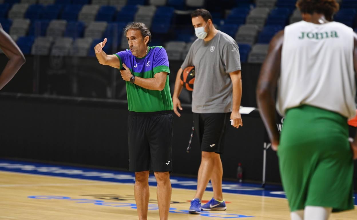 Casimiro da instrucciones a sus jugadores durante un entrenamiento del Unicaja en el Palacio de los Deportes. 