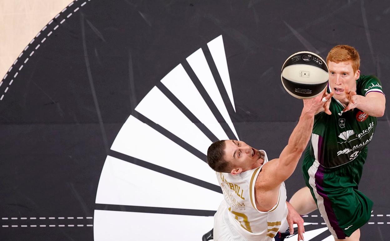 Alberto Díaz lanza a canasta ante Carroll en la final de la Copa del Rey disputada en Málaga en febrero. 