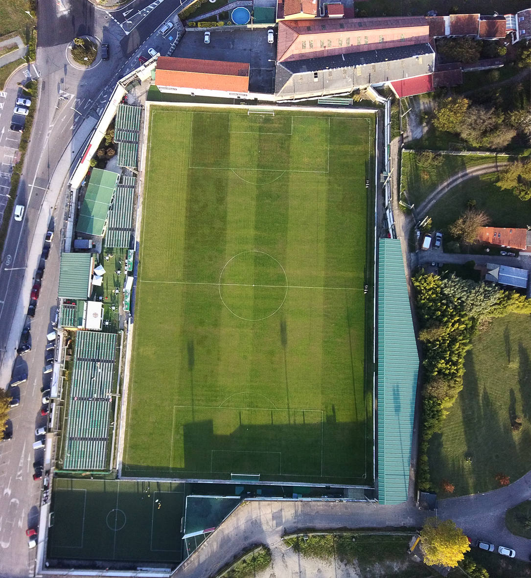 Imágenes del campo de fútbol O Vao en Coruxo, donde jugará el Málaga en la edición 20/21 de la Copa del Rey.