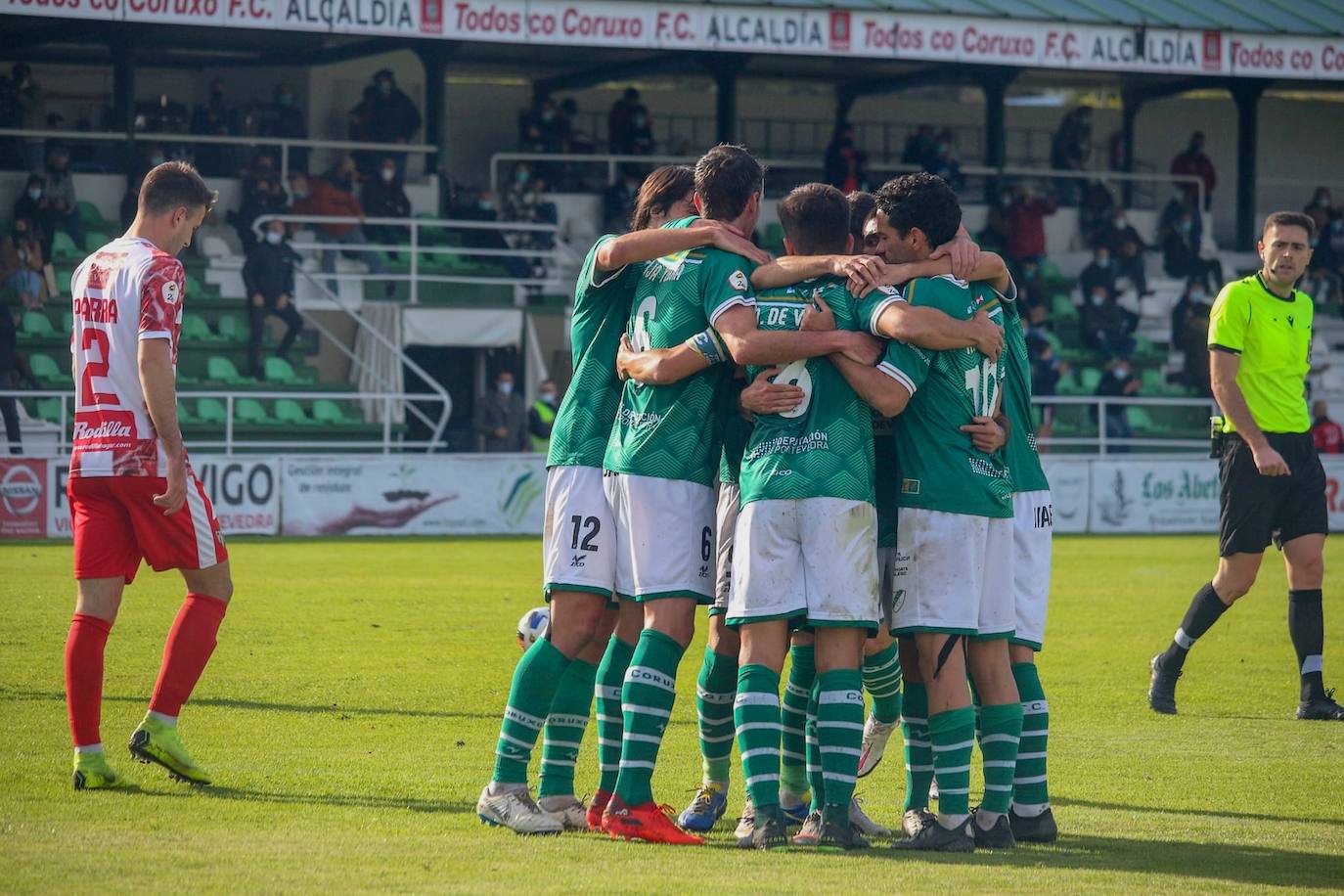 Imágenes del campo de fútbol O Vao en Coruxo, donde jugará el Málaga en la edición 20/21 de la Copa del Rey.