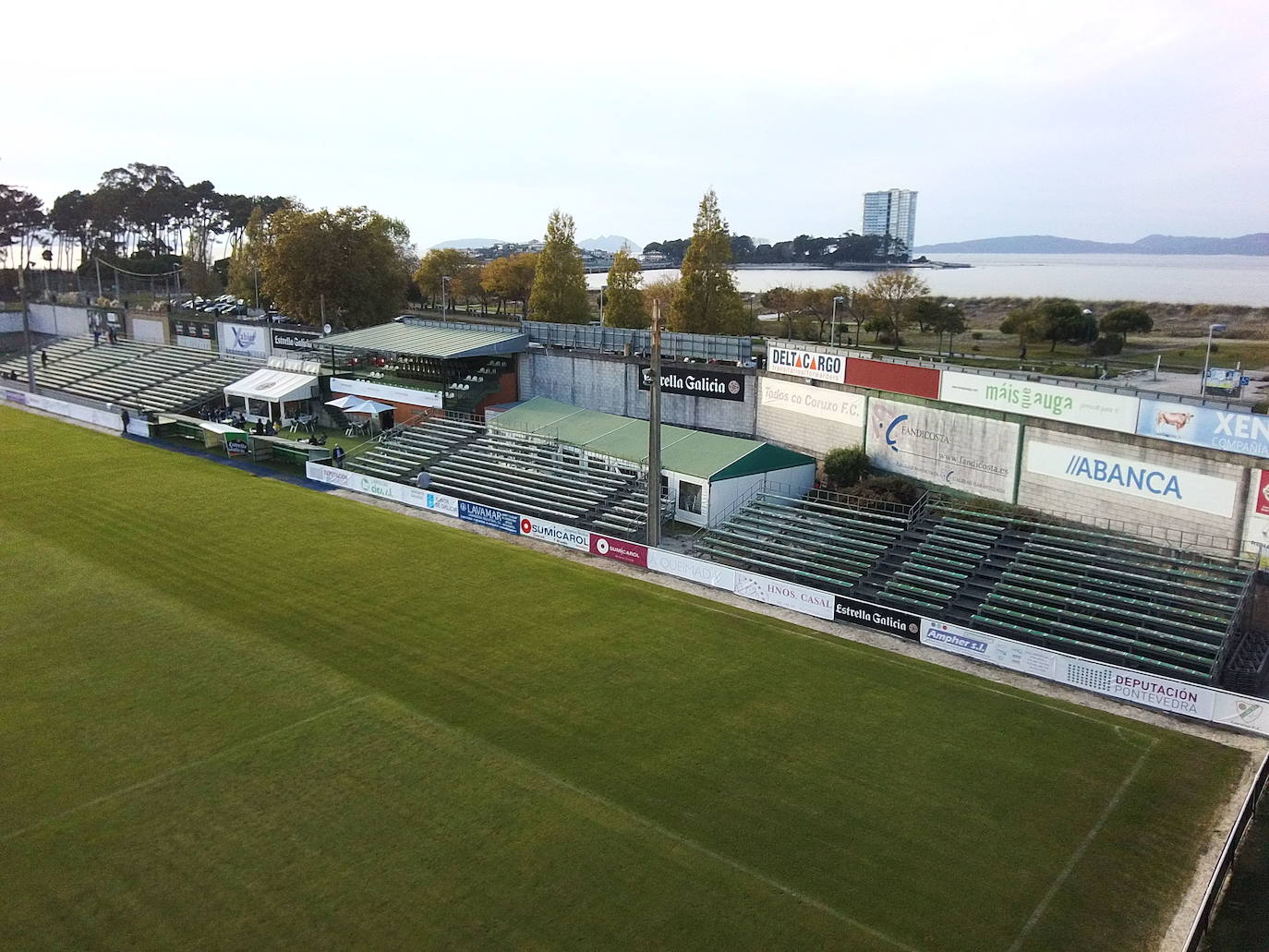 Imágenes del campo de fútbol O Vao en Coruxo, donde jugará el Málaga en la edición 20/21 de la Copa del Rey.