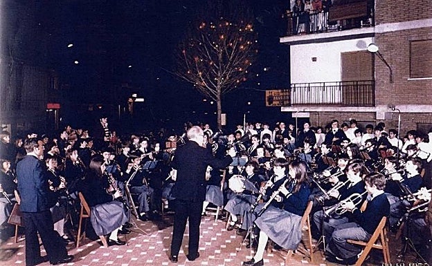 Foto del concierto inaugural, el 22 de diciembre de 1975, en el corazón del barrio y bajo la batuta de Perfecto Artola.