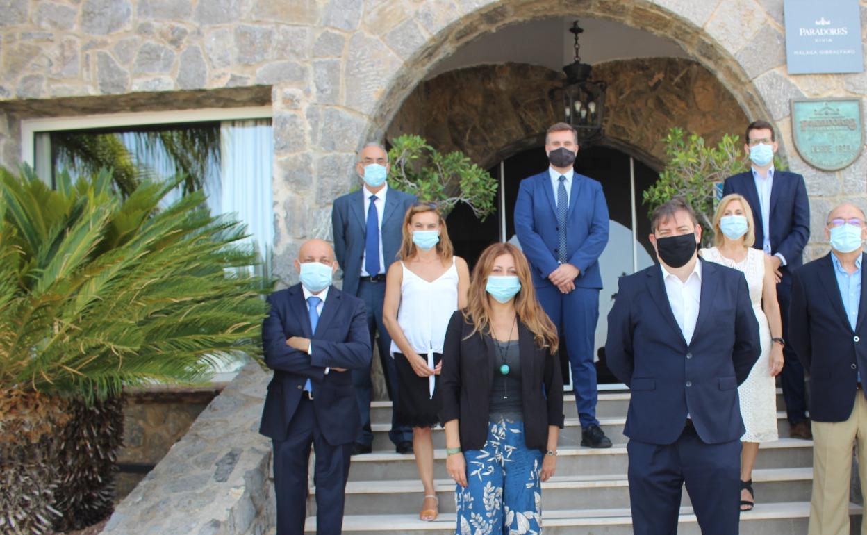 El nuevo presidente de los administradores de fincas (primero por la derecha), junto a su equipo. 