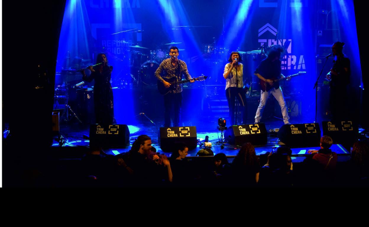 Los músicos del grupo malagueño Mataka, durante un concierto en La Trinchera