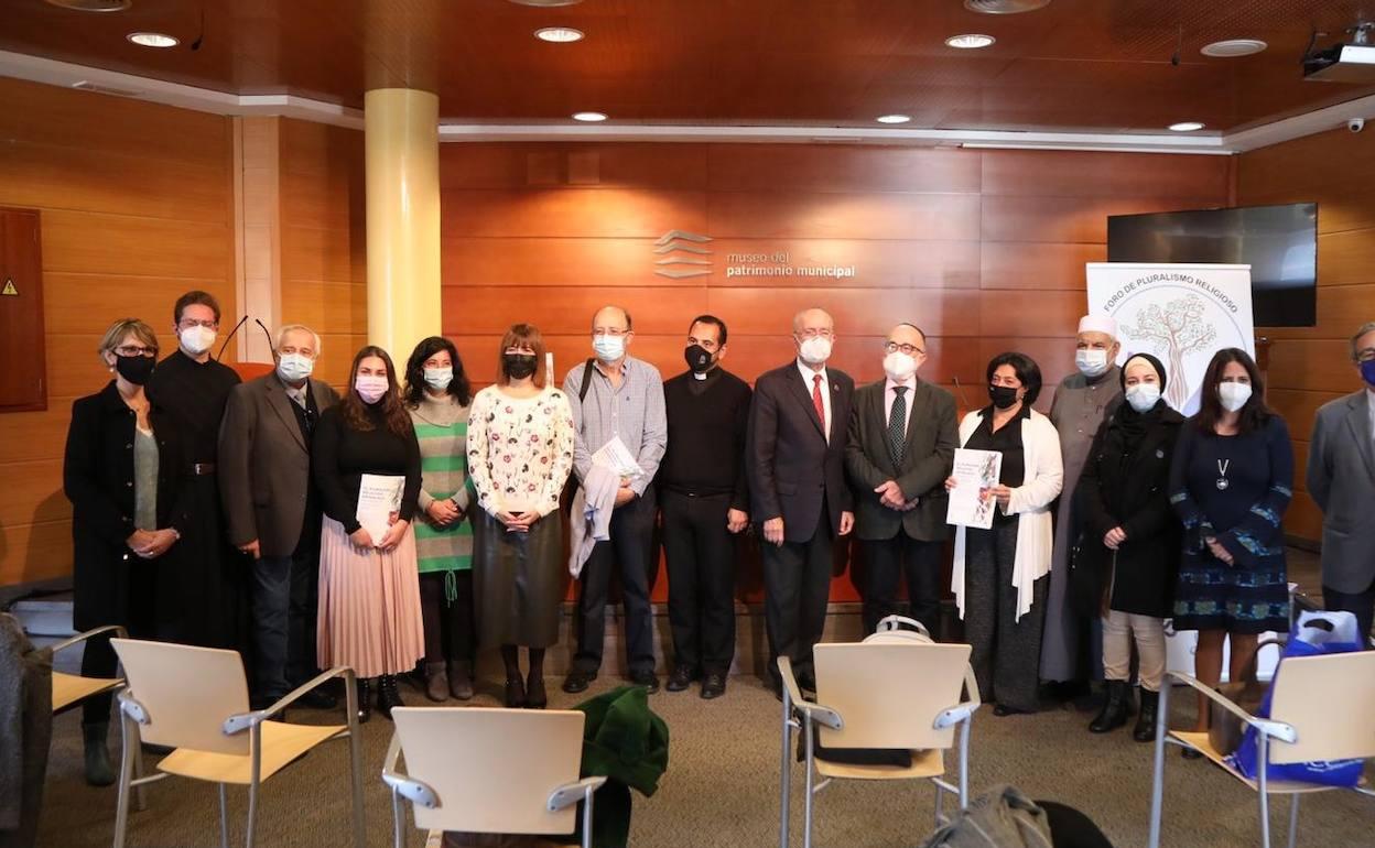 Los responsables municipales y representantes de las distintas confesiones, en la presentación del informe