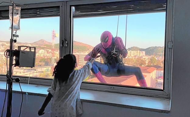 Eduardo Balboa, disfrazado de Spiderman, desciende de forma vertical por la pared del Materno. 