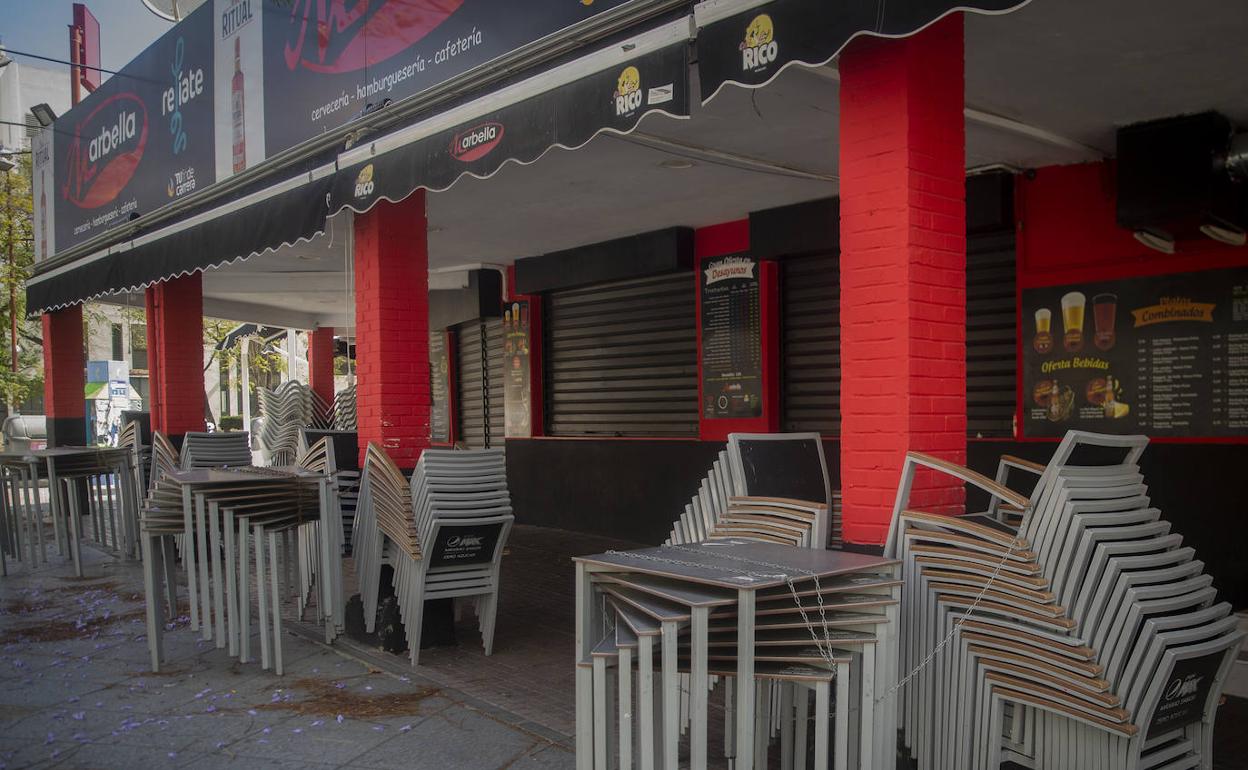 Terraza de un bar en Sevilla cerrada en el confinamiento. 