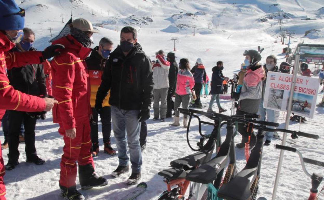 Juanma Moreno, este sábado en Sierra Nevada. 