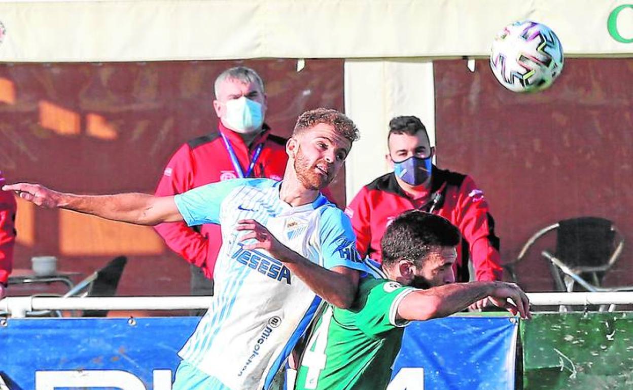 El canterano Quintana lucha con Jacobo Trigo en una acción del encuentro de la Copa en Coruxo. 