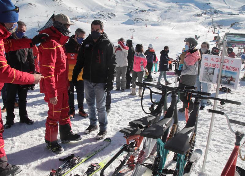 El presidente de la Junta de Andalucía visita la estación de esquí de Sierra Nevada para supervisar la apertura de la temporada, que se desarrolla con especiales medidas de seguridad como consecuencia de la pandemia de Covid