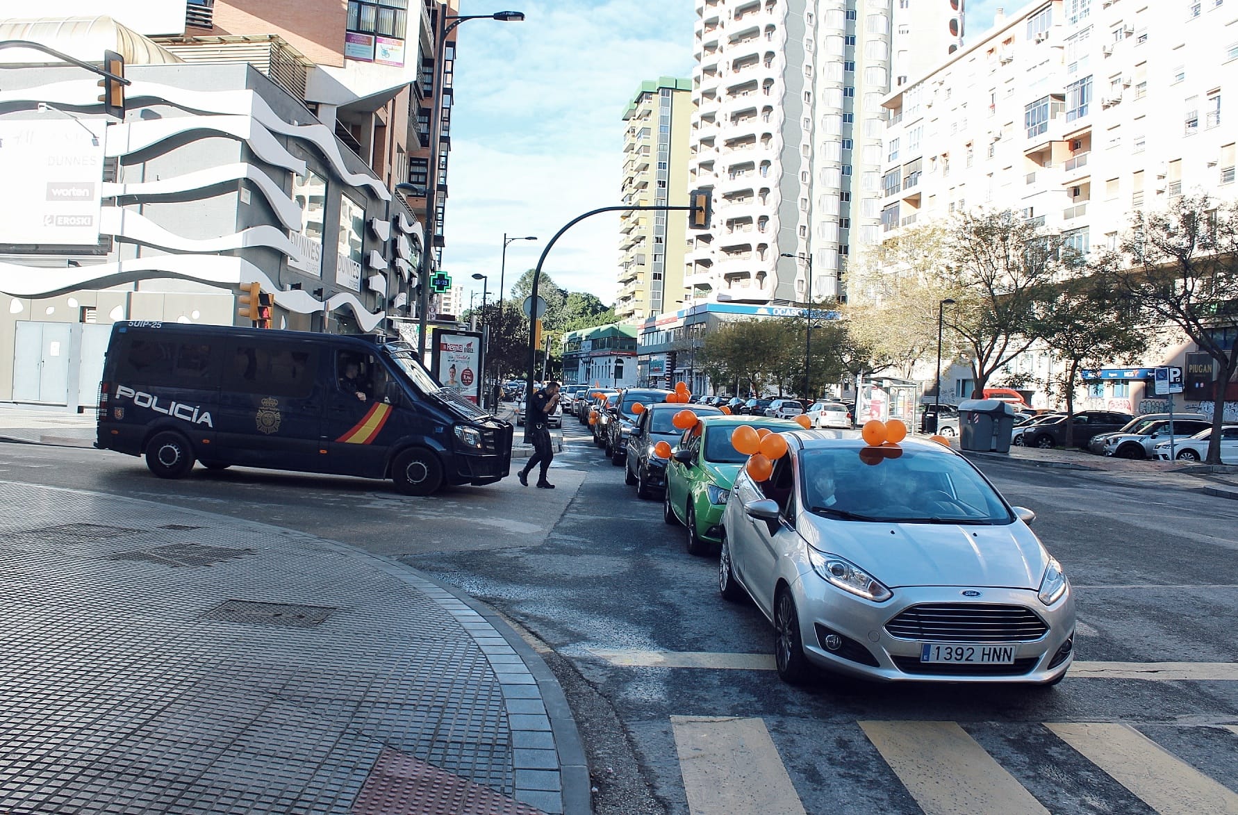 La caravana recorre calles del centro, desde la avenida de la Aurora al puente de la Misericordia