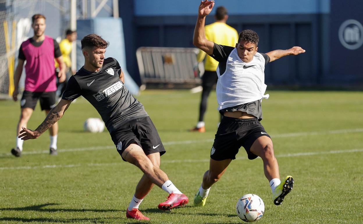 A la derecha, Loren Zúñiga, durante un entrenamiento del primer equipo junto al otro canterano Mini. 