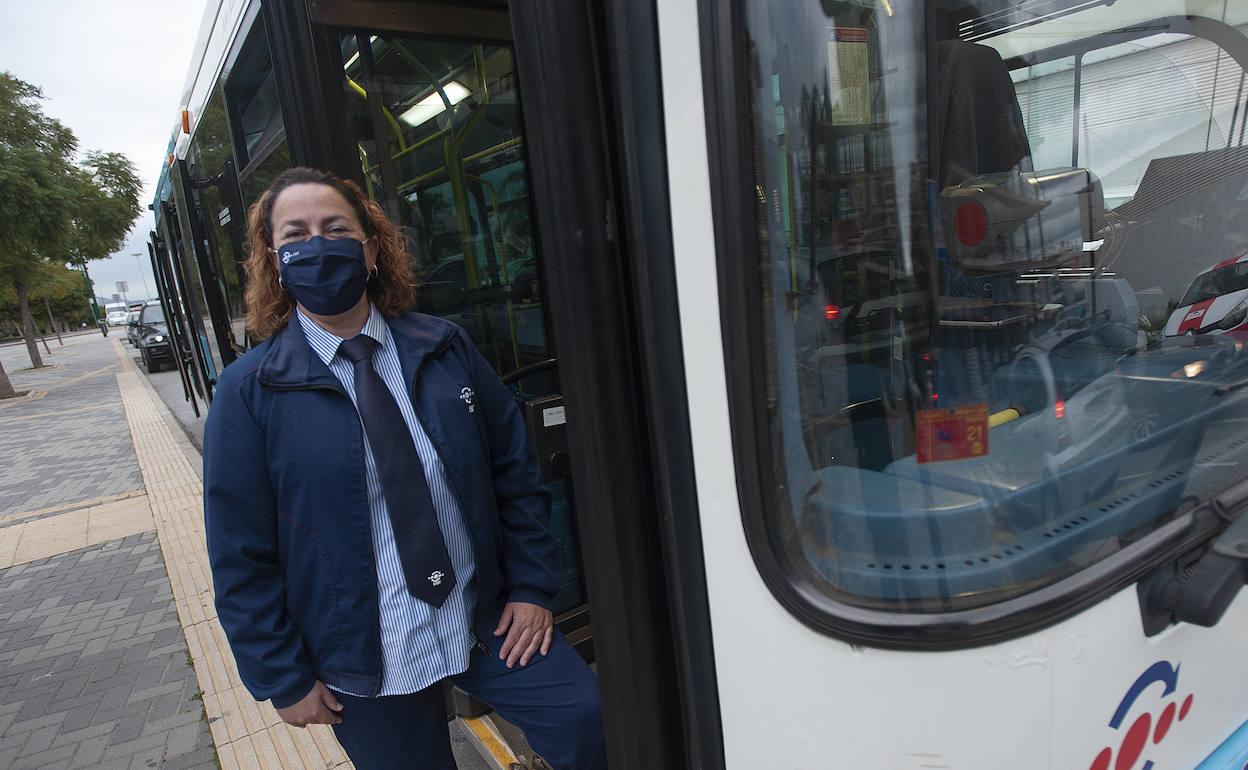 Fuensanta Ríos es conductora en la L-31 de la EMT. 