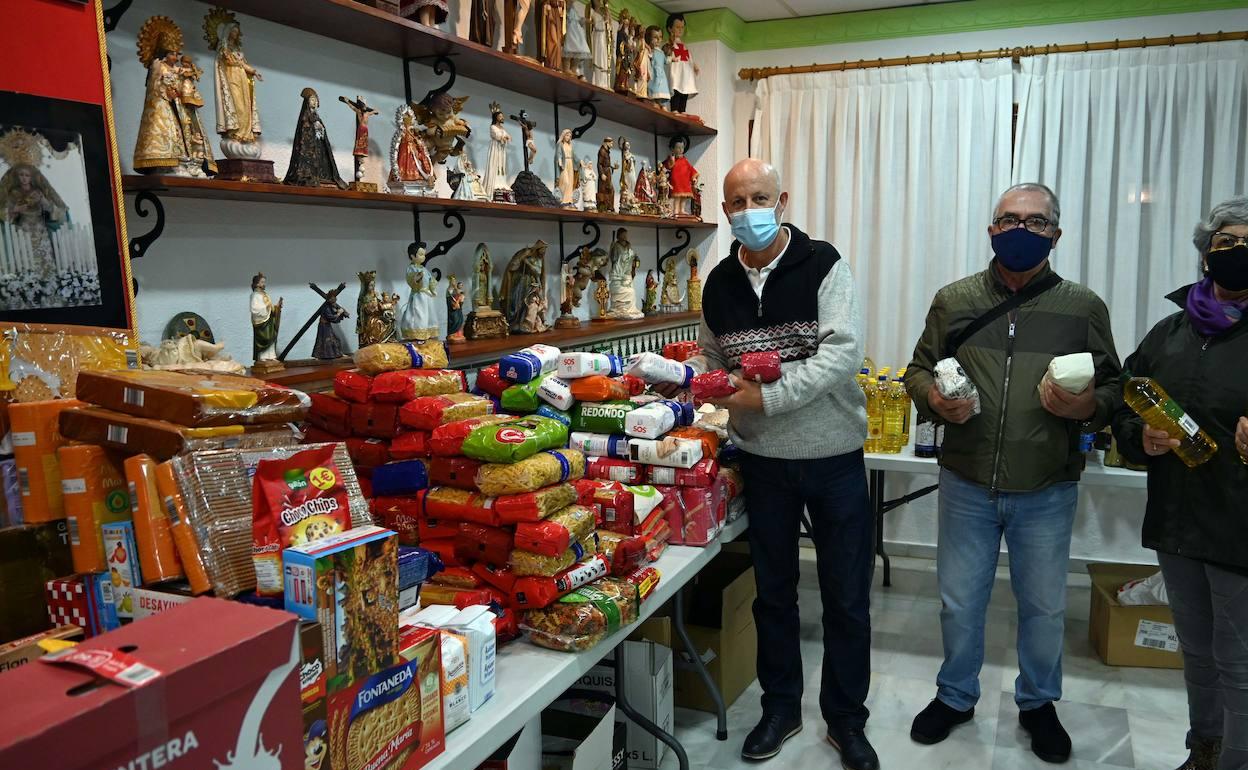 Todos los alimentos se han recogido en la propia Hermandad de los Romeros de San Bernabé. 