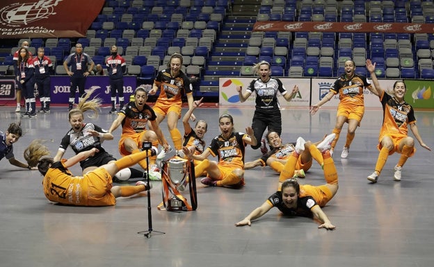 Imagen principal - Las jugadoras de Burela se lanzan en plancha sobre la pista del Carpena en la celebración del título; sobre estas líneas. el presidente de la RFEF, Luis Rubiales, entrega el trofeo a Peque, capitana del Burela, y a la derecha, una disputa del partido entre Dany y Cristina Rivera.  