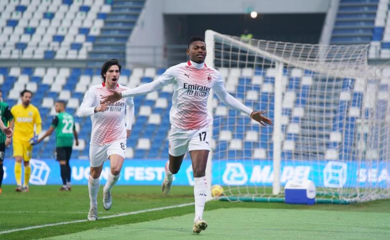 Rafael Leao celebra el gol. 