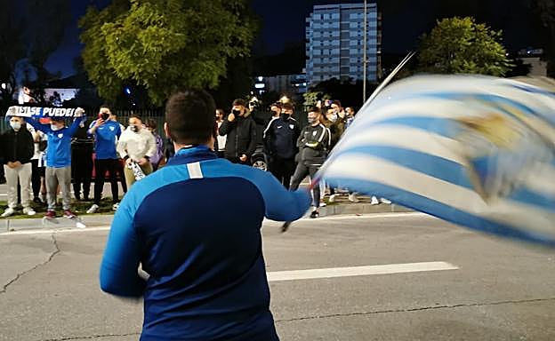 Un centenar de aficionados se acercaron a animar al Málaga antes del partido contra el Logroñés