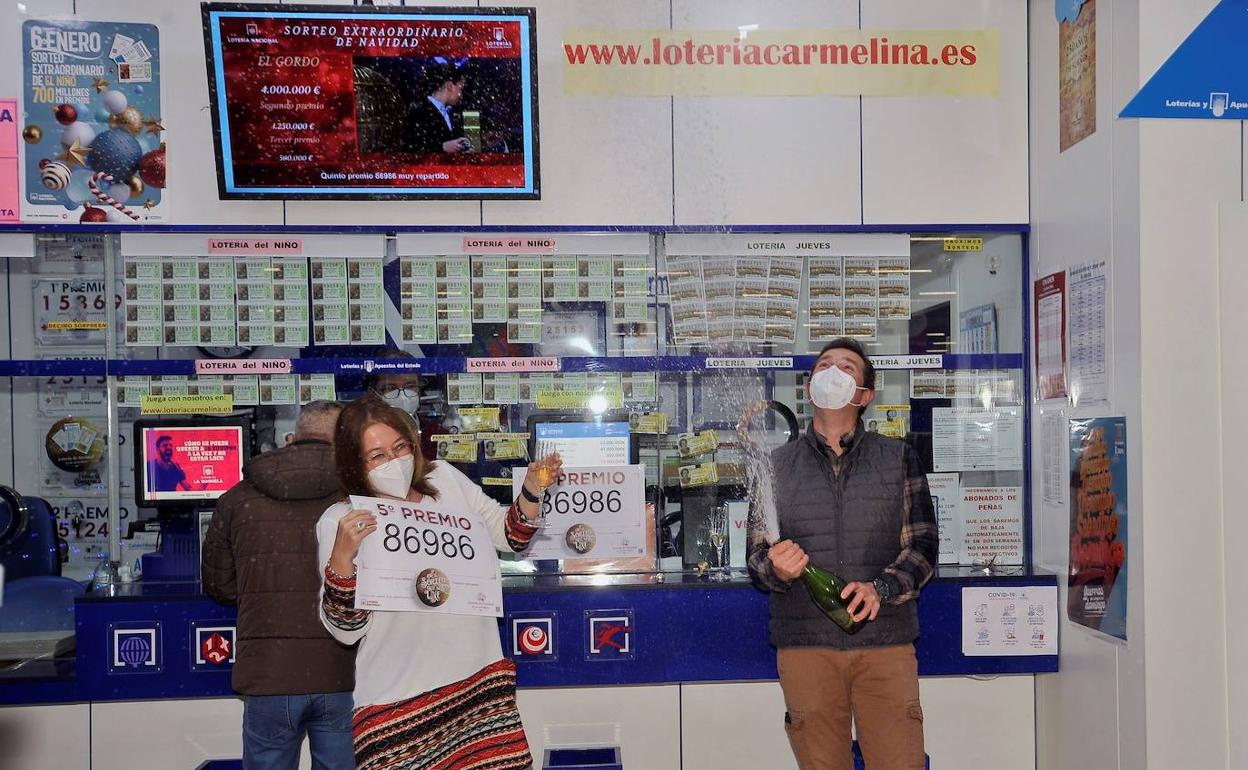 Celebración en la administración de lotería número 20 de Albacete, donde se vendió el primero de los quintos premios del sorteo en salir.