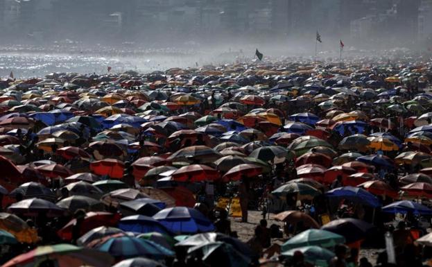 Inquietud en Brasil por las imágenes de playas atestadas de gente