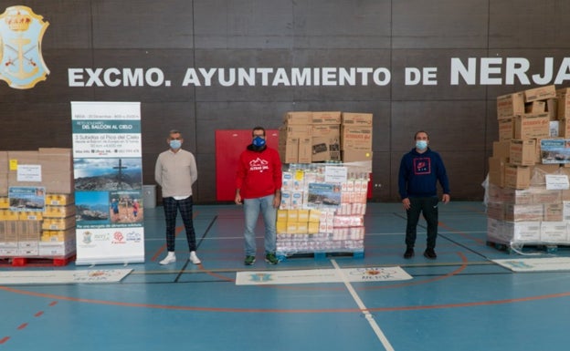 Imagen principal - Arriba, Javier Martín Losada, con los alimentos donados por el Ayuntamiento; abajo a la izquierda, Martín, con el edil de Deportes y el alcalde, y a la derecha, al término del desafío. 