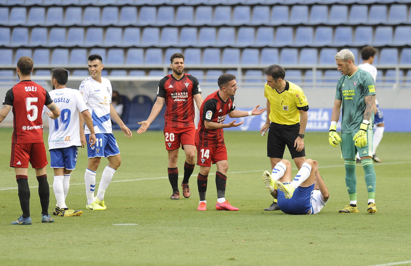 Alexander González, con el dorsal 20, detrás de Joaquin en un partico del Mirandés de la temporada pasada. 