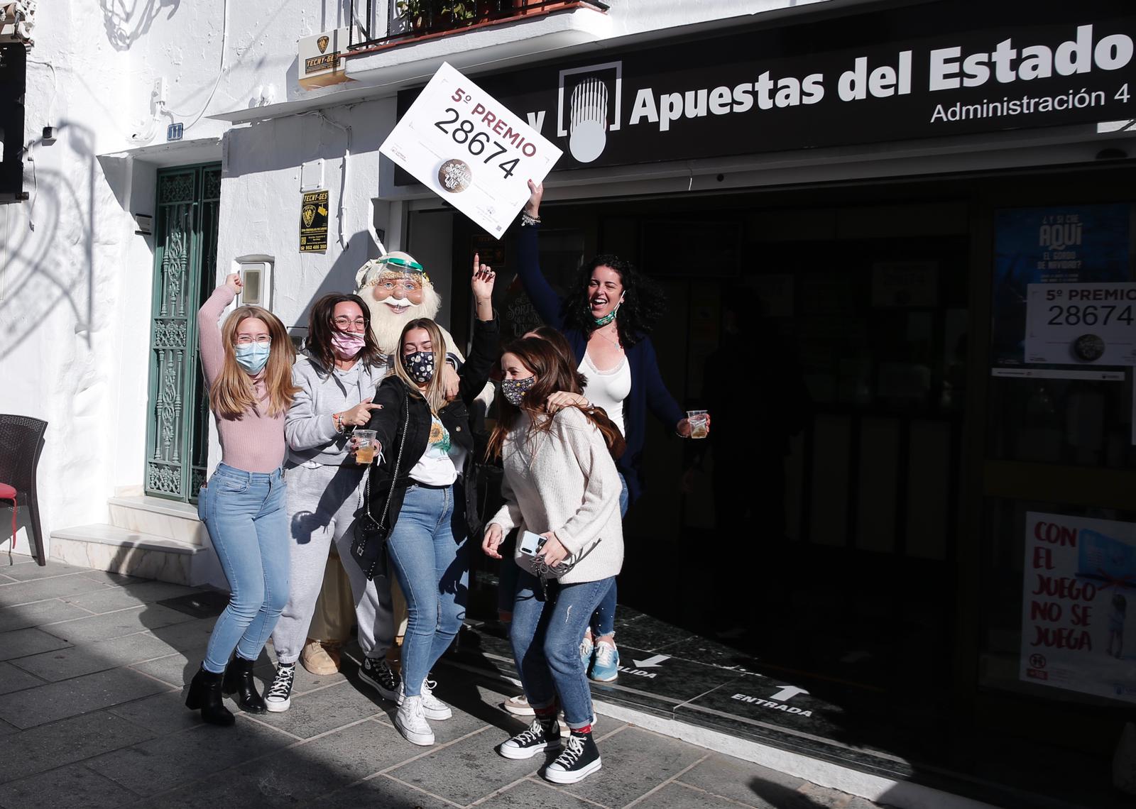 El 28674, quinto premio de la Lotería de Navidad, deja casi un millón de euros en Mijas. La administración número de 4 en la calle Los Caños ha vendido 150 décimos