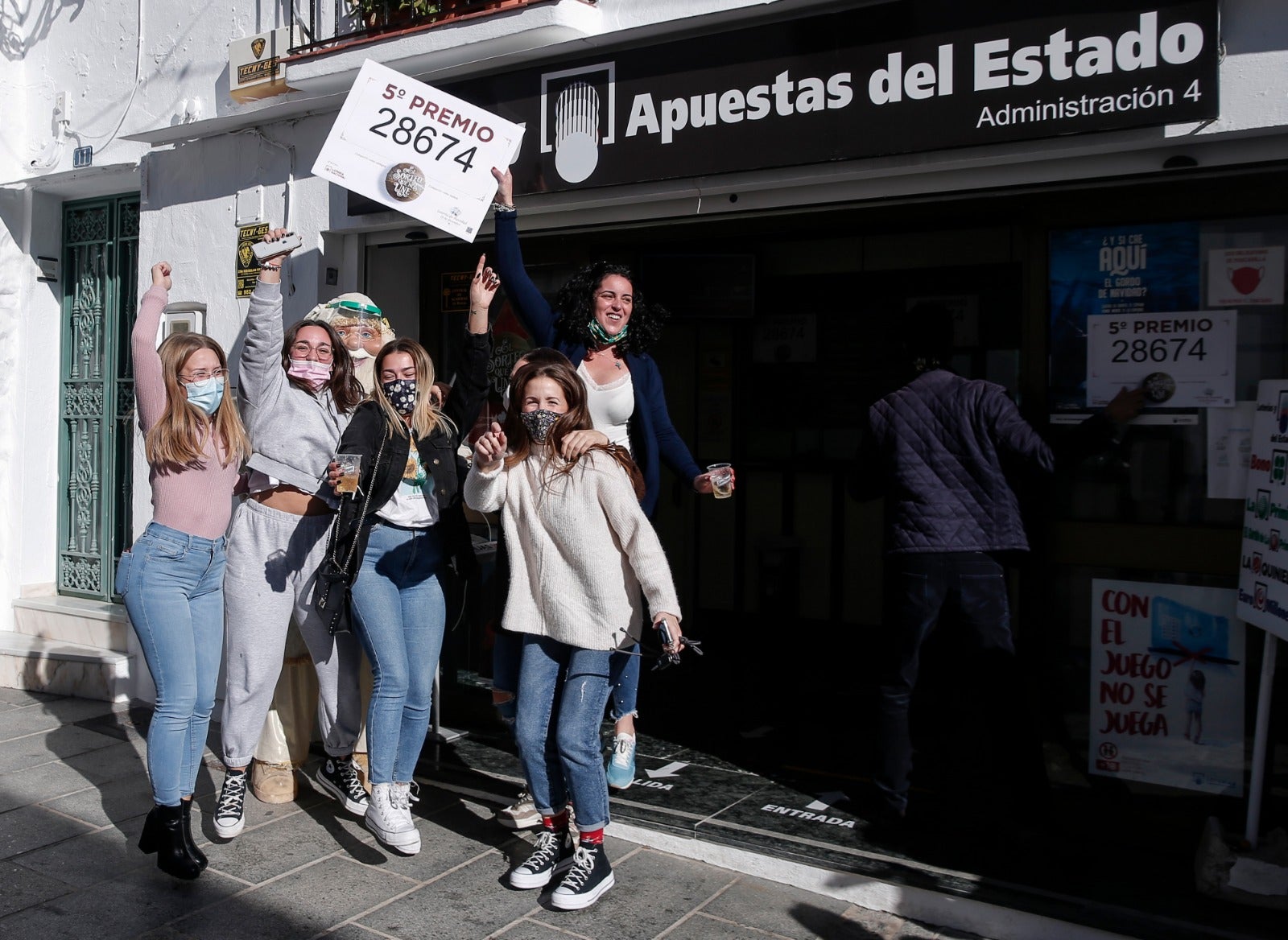 El 28674, quinto premio de la Lotería de Navidad, deja casi un millón de euros en Mijas. La administración número de 4 en la calle Los Caños ha vendido 150 décimos