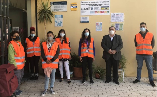 Equipo de IncluDD junto al subdelegado del Gobierno en Málaga. 