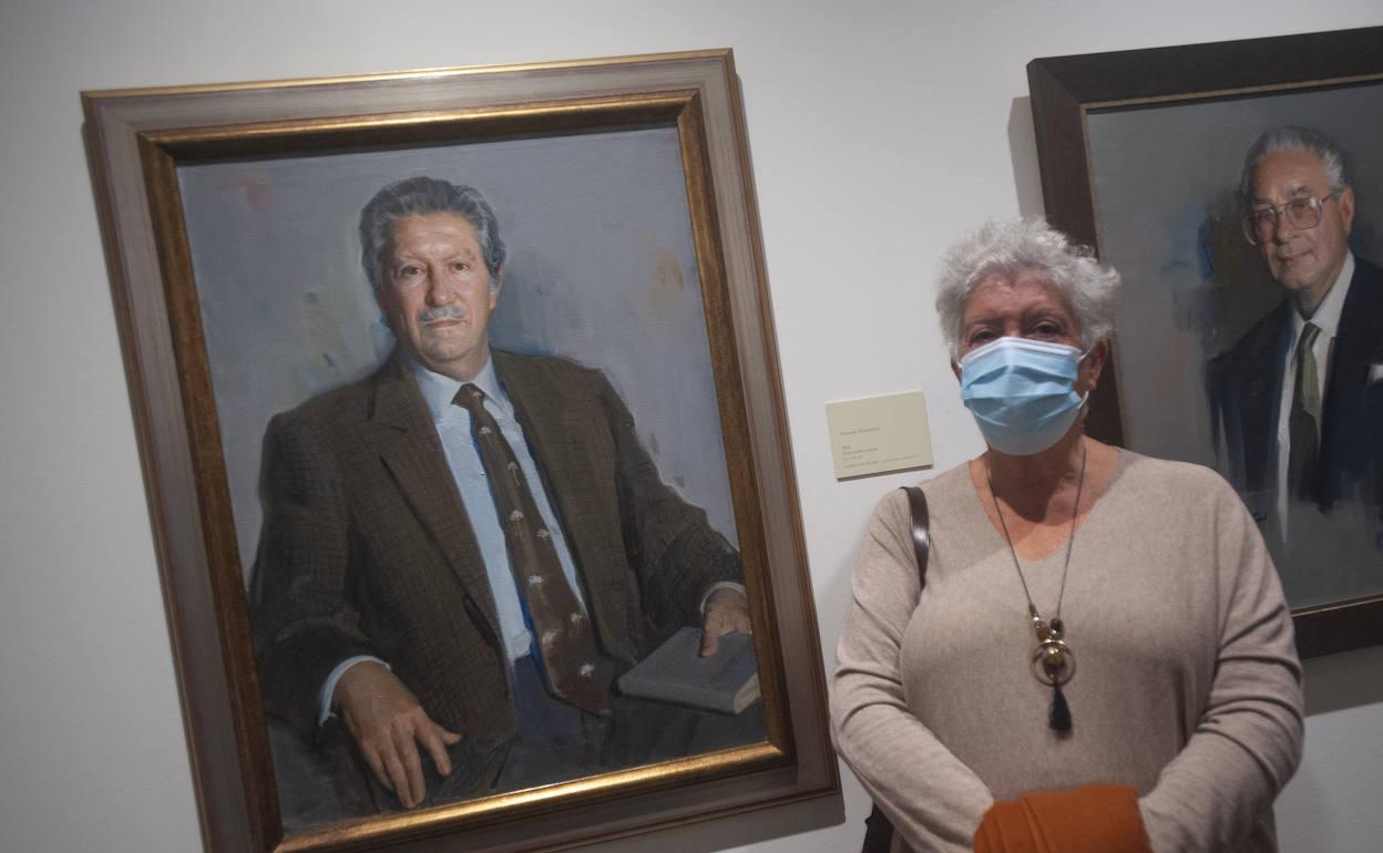 Lola Alcántara, junto al retrato de su padre que ha cedido al Museo Revello de Toro.