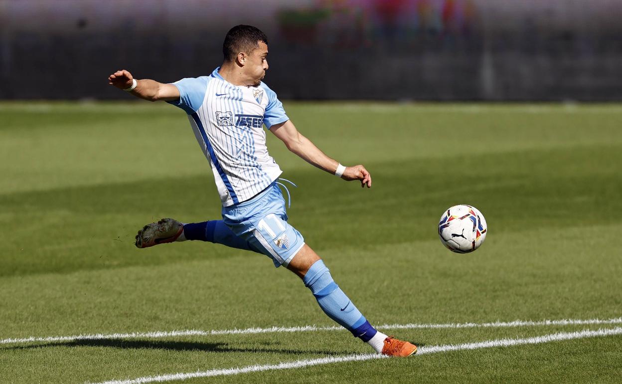 Rahmani golpea un balón durante un partido con el Málaga en La Rosaleda esta temporada.