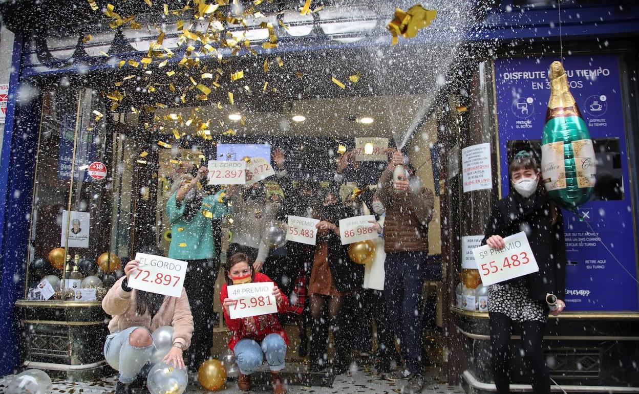 Loteros de Doña Manolita de Madrid festejan haber vendido décimos del Gordo. 