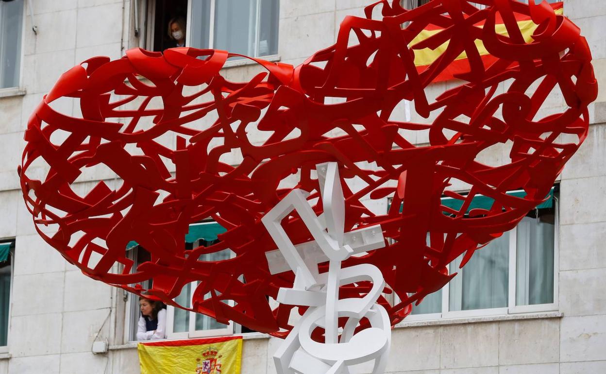 Monumento en memoria de los sanitarios fallecidos en Madrid.