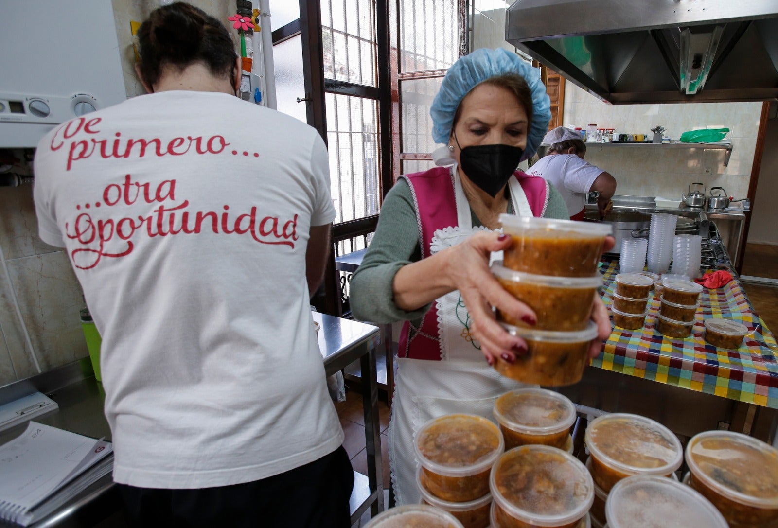 Así ha sido el reparto de los miles de menús que se han entregado en los comedores sociales de la ciudad.