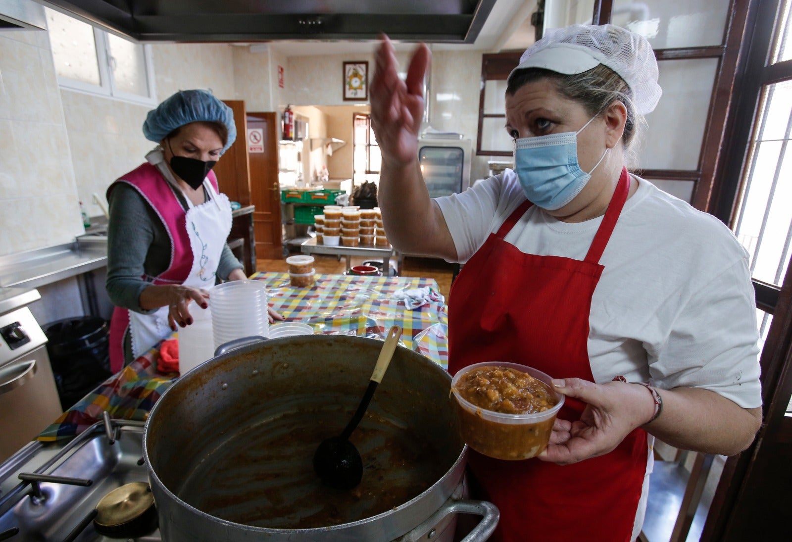 Así ha sido el reparto de los miles de menús que se han entregado en los comedores sociales de la ciudad.