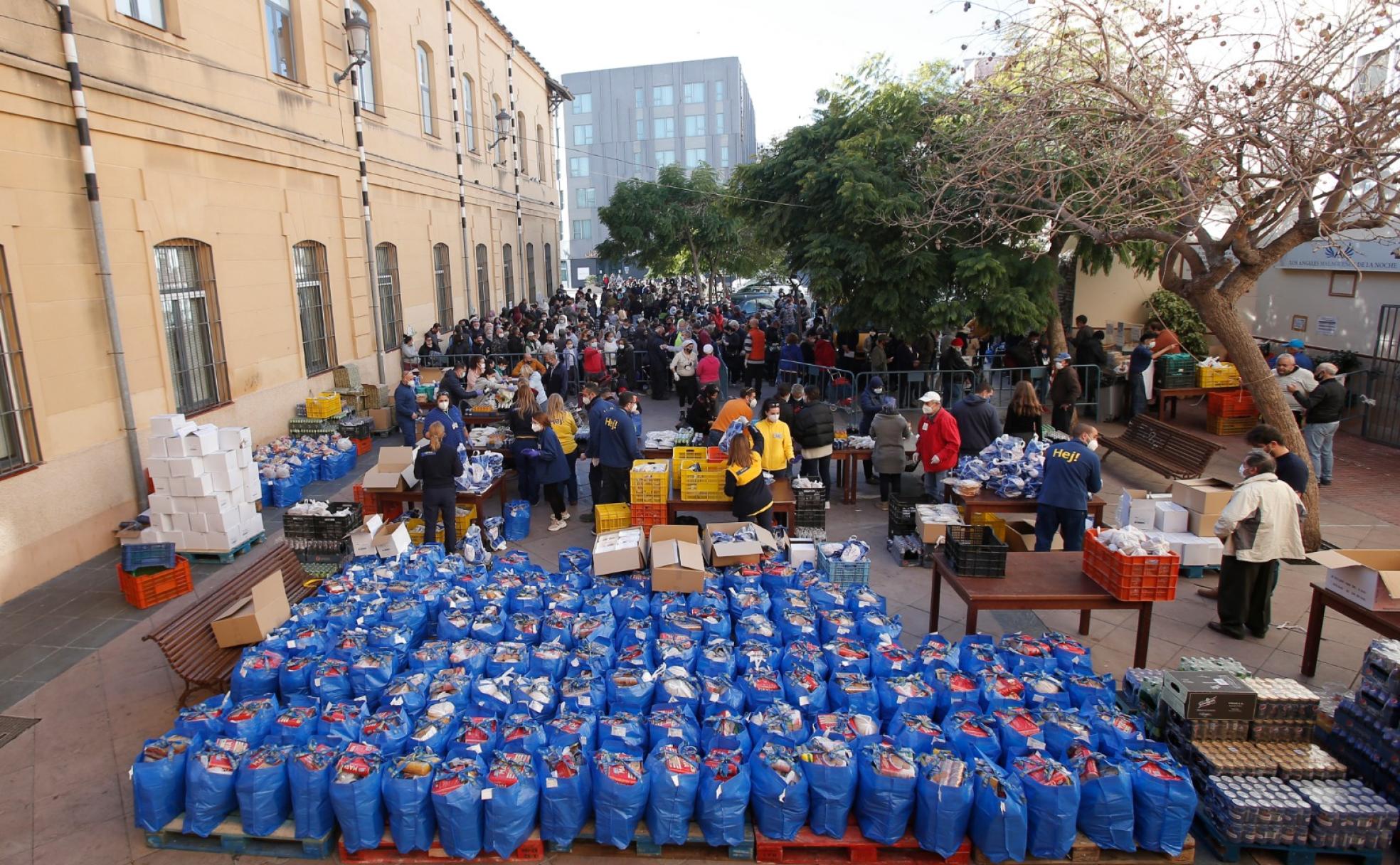 Reparto solidario de comida en la sede de los Ángeles Malagueños de la Noche, este 24 de diciembre. 