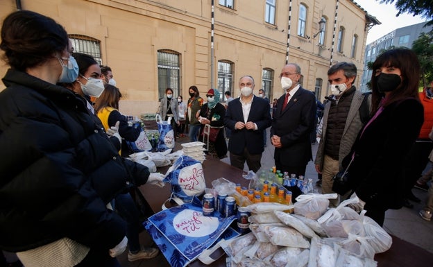 Zafra, De la Torre, Muñoz y Morales, en la sede de Los Ángeles Malagueños de la Noche mientras agradecen la labor de los voluntarios. 