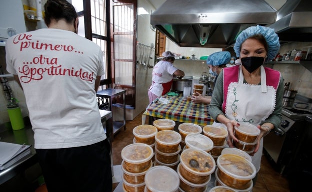 Frenética actividad en la cocina del Comedor de Santo Domingo. 