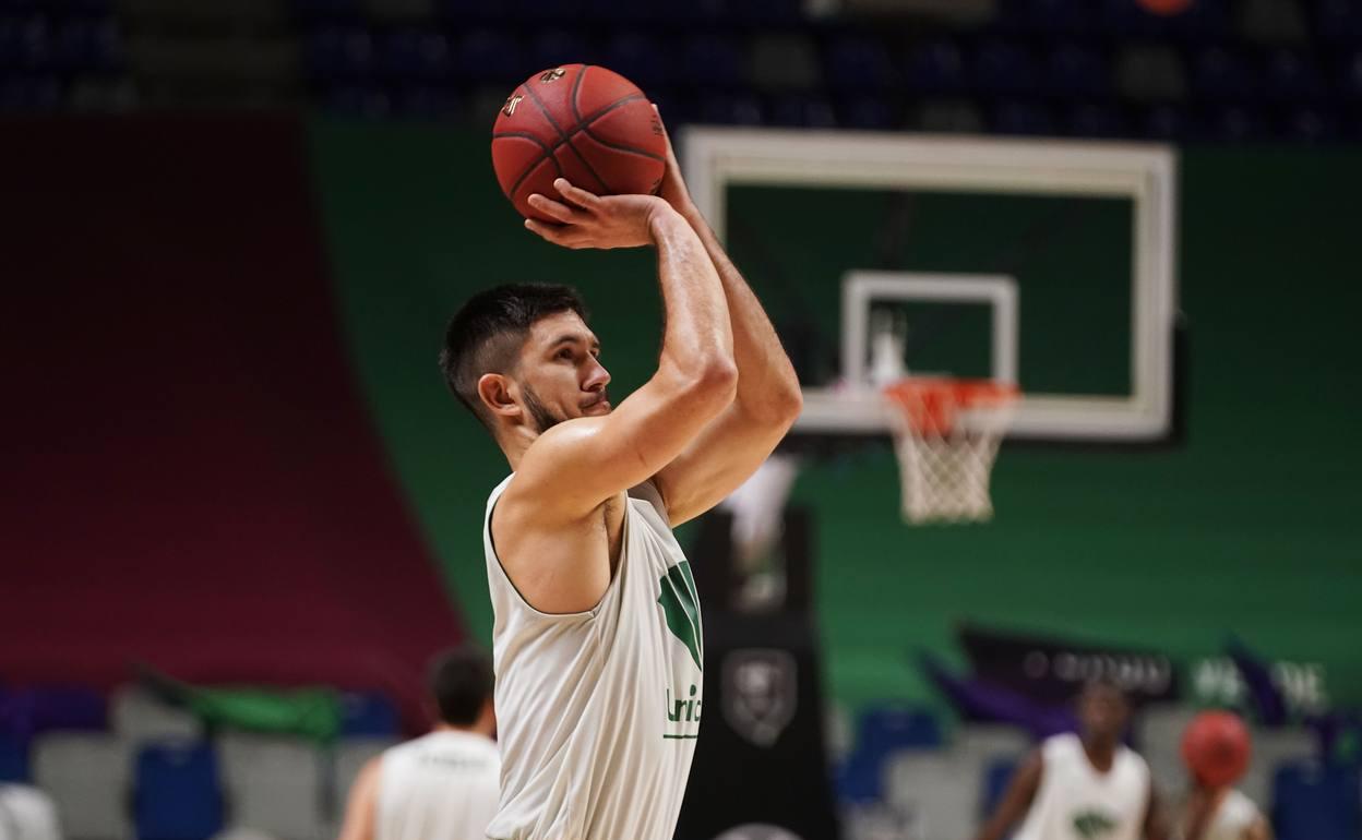 Axel Bouteille lanza a canasta en un entrenamiento del Unicaja en el Palacio de los Deportes. 