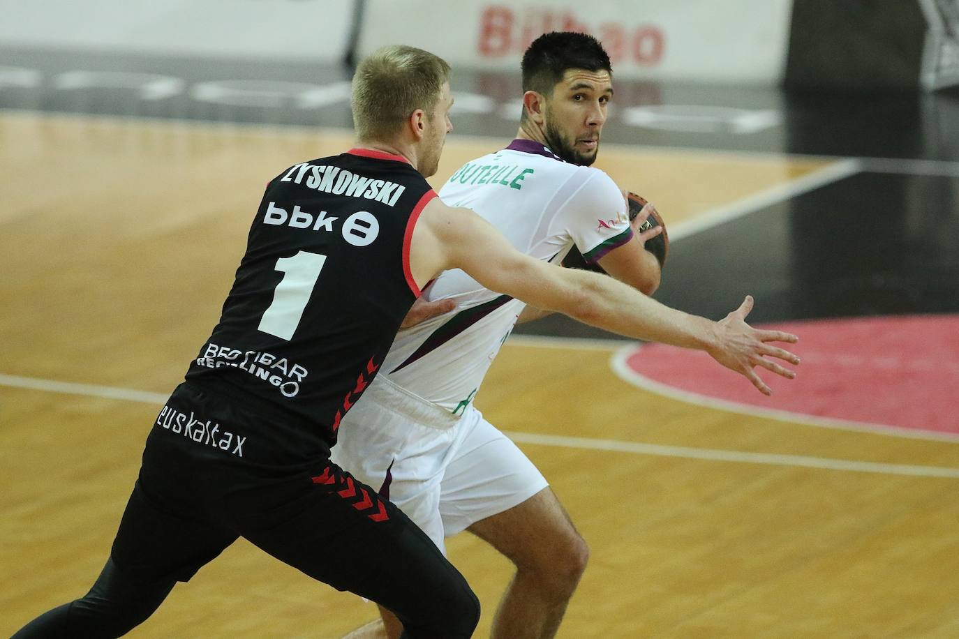 Victoria del Unicaja en la cancha del Bilbaco Basket. 