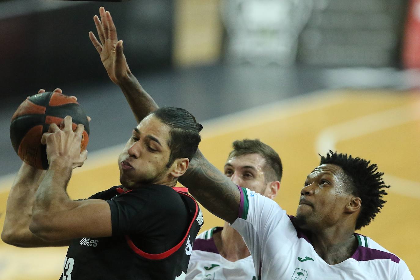 Victoria del Unicaja en la cancha del Bilbaco Basket. 