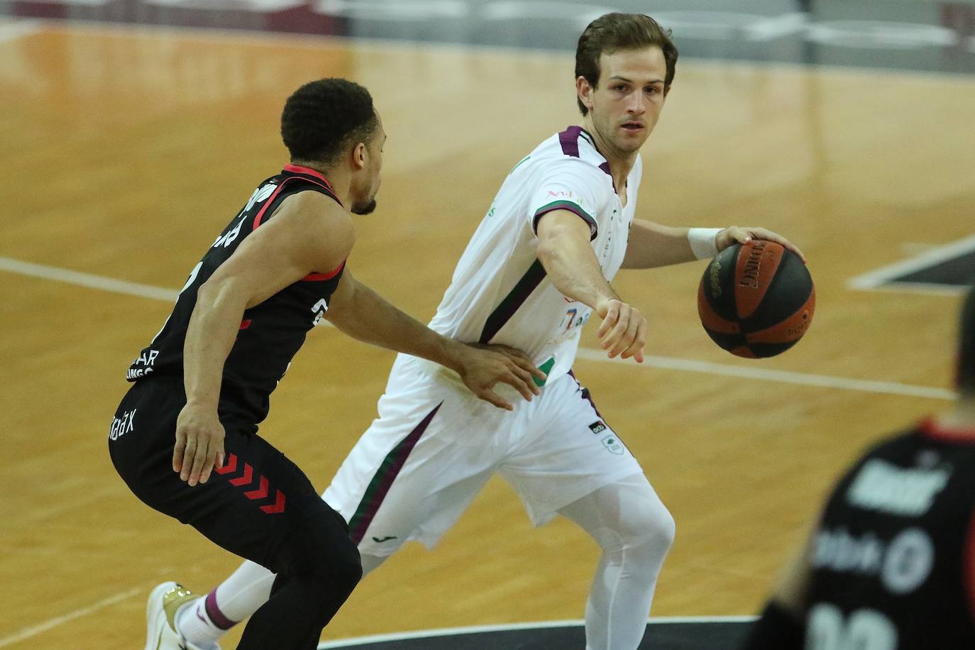 Victoria del Unicaja en la cancha del Bilbaco Basket. 