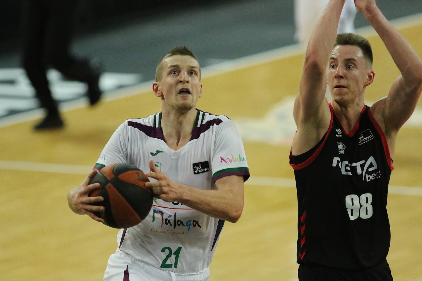 Victoria del Unicaja en la cancha del Bilbaco Basket. 